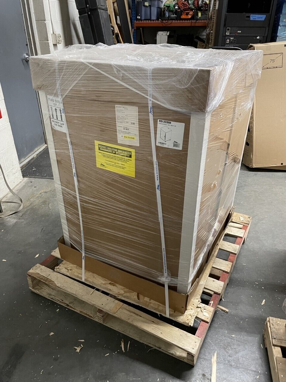 Middle Atlantic RFR-2028BR 20-Space Reference Series Equipment Rack - Black Rain - Image 3